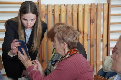 Zdjęcie ze spotkania podczas kt&oacute;rego uczniowie IV Liceum Og&oacute;lnokształcącego w Rzeszowie prezentują Asystenta Seniora. Fot. Małgorzata Dziedzic, Urząd Miasta Rzeszowa